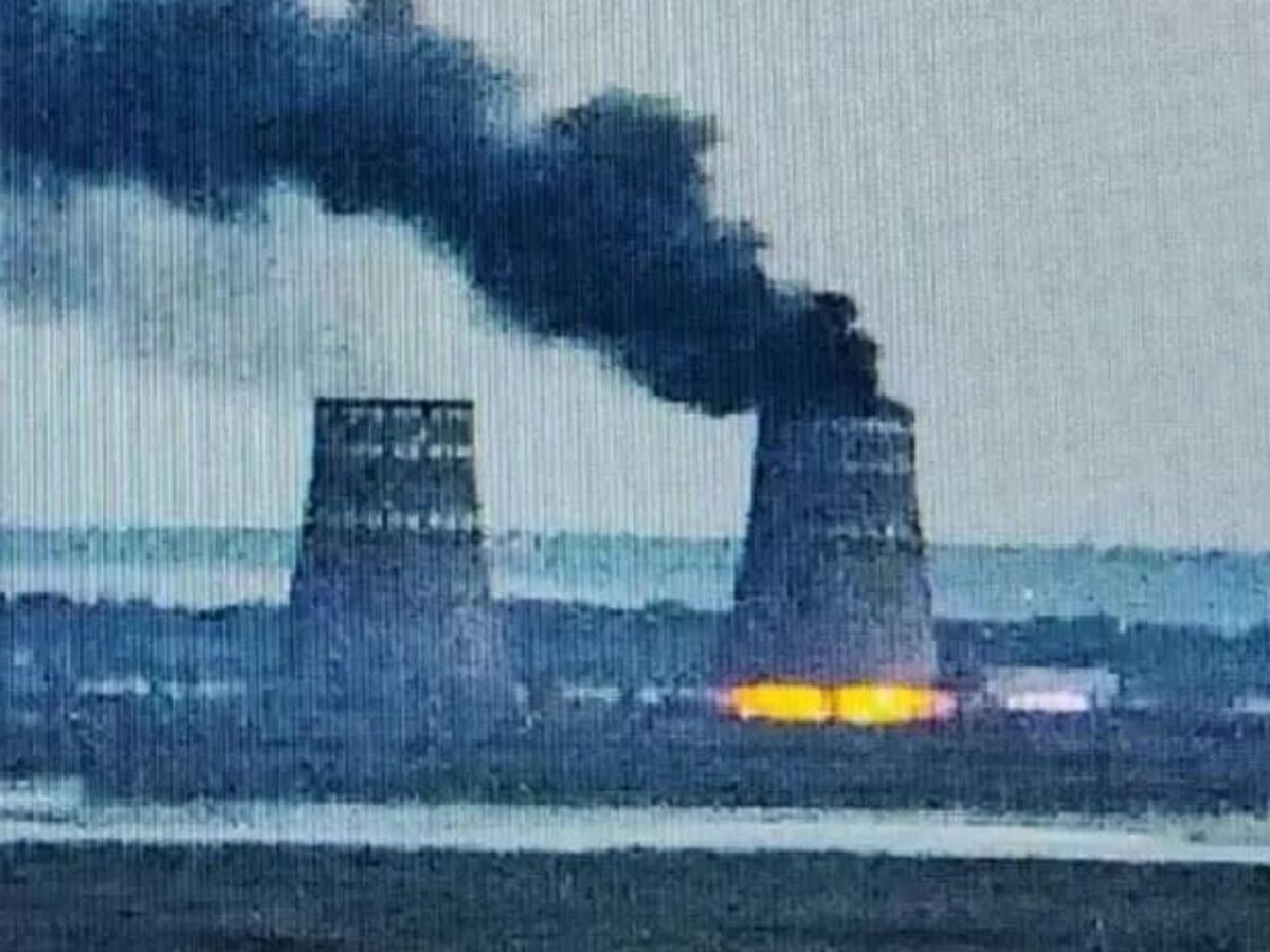    Дым над градирней Запорожской АЭС после удара украинского беспилотника© Соцсети