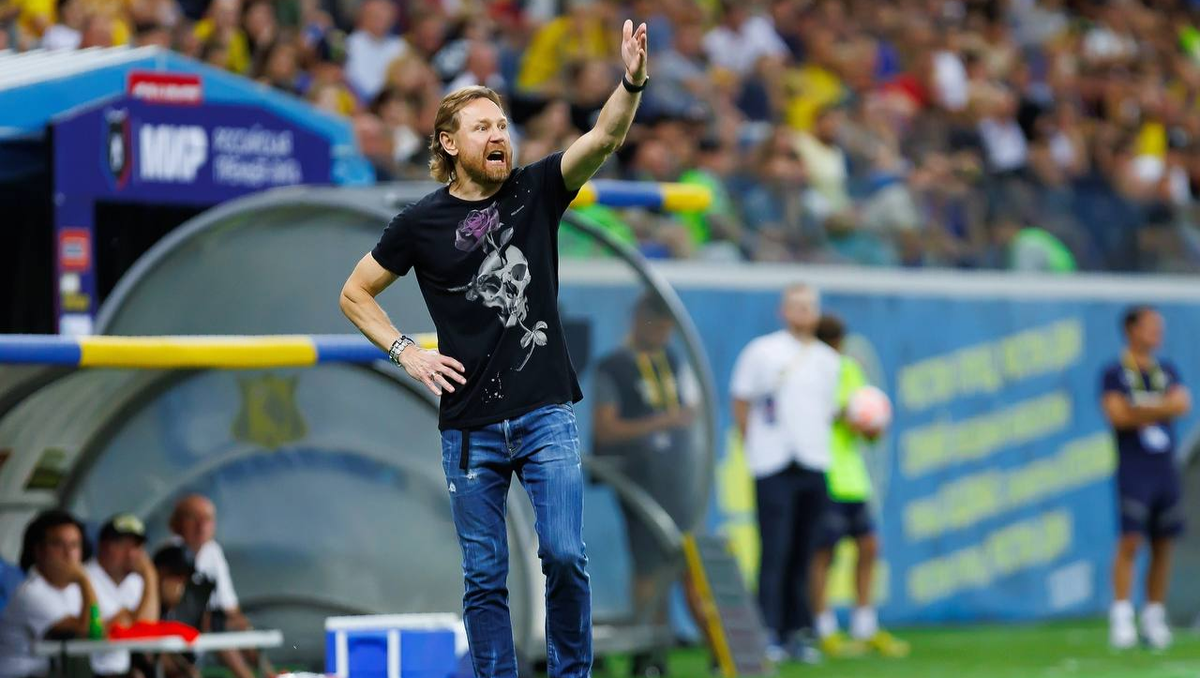 Валерий Карпин в матче против "Рубина"