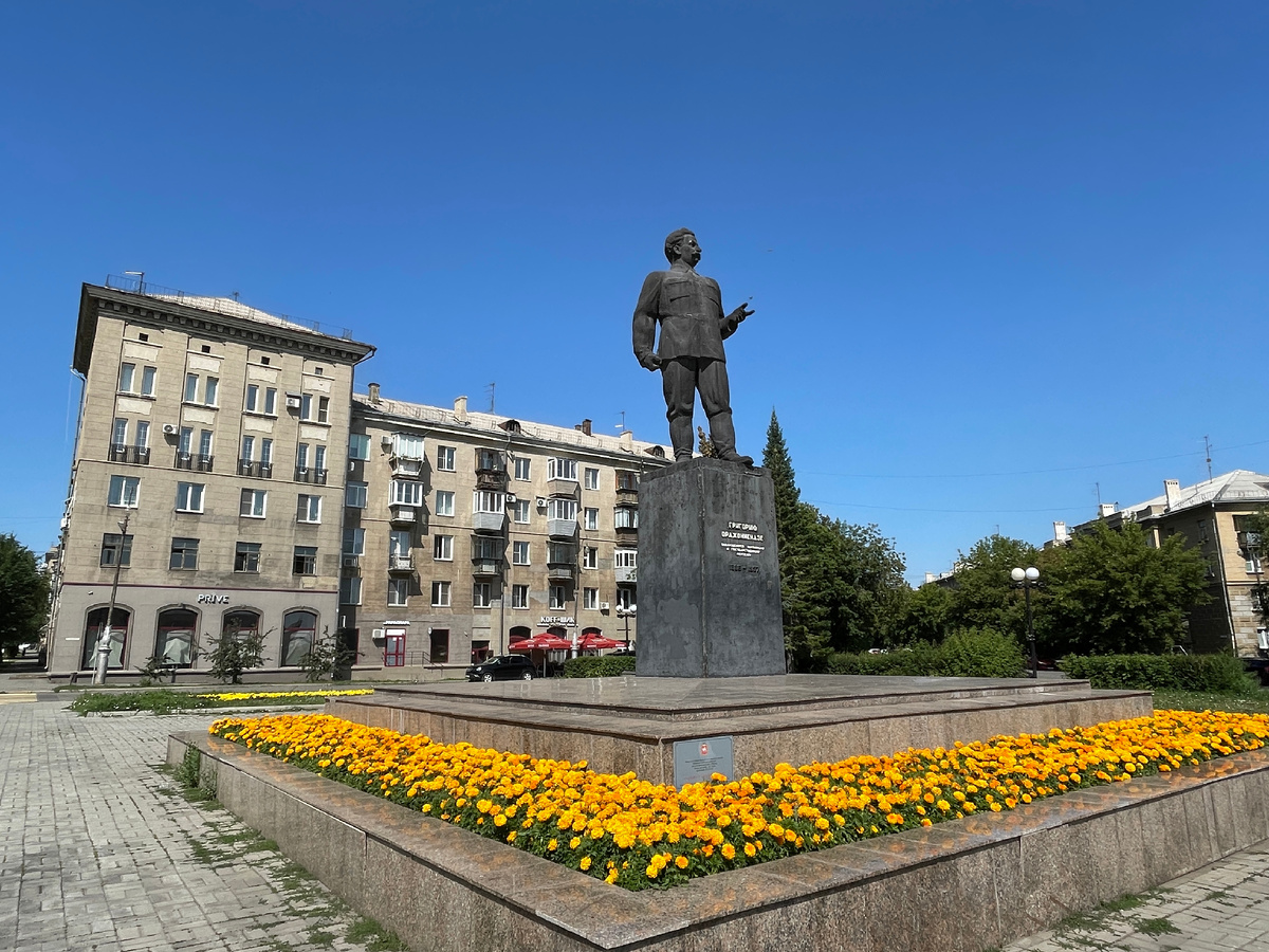 Памятник Серго Орджоникидзе в одноименном сквере