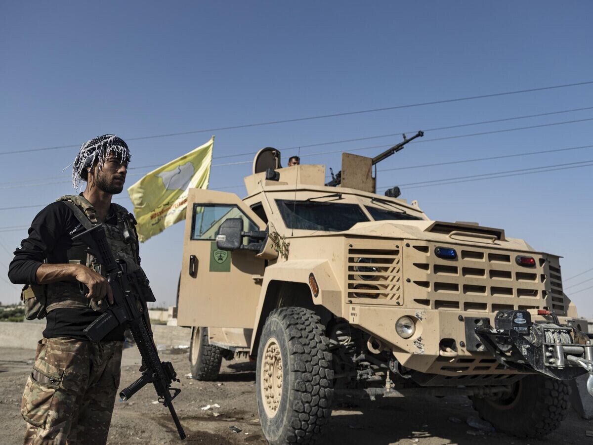    "Сирийские демократические силы" (SDF) в провинции Дейр-эз-Зор на востоке Сирии© AP Photo / Baderkhan Ahmad