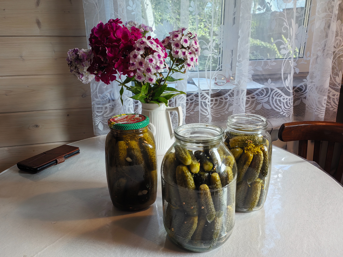 Специально добавила на фото одну из первых банок, ещё июльского посола. 