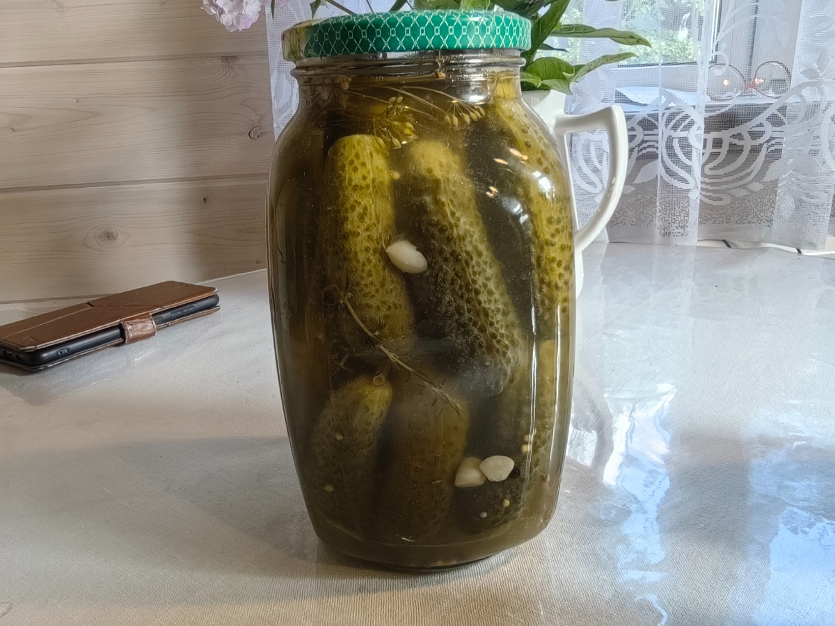 Первая банка этого сезона. Стоит в доме уже месяц! Закатана этим способом. 