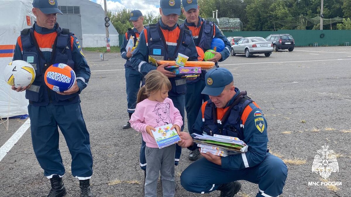    Спасатели МЧС России передали подарки детям в Курске
