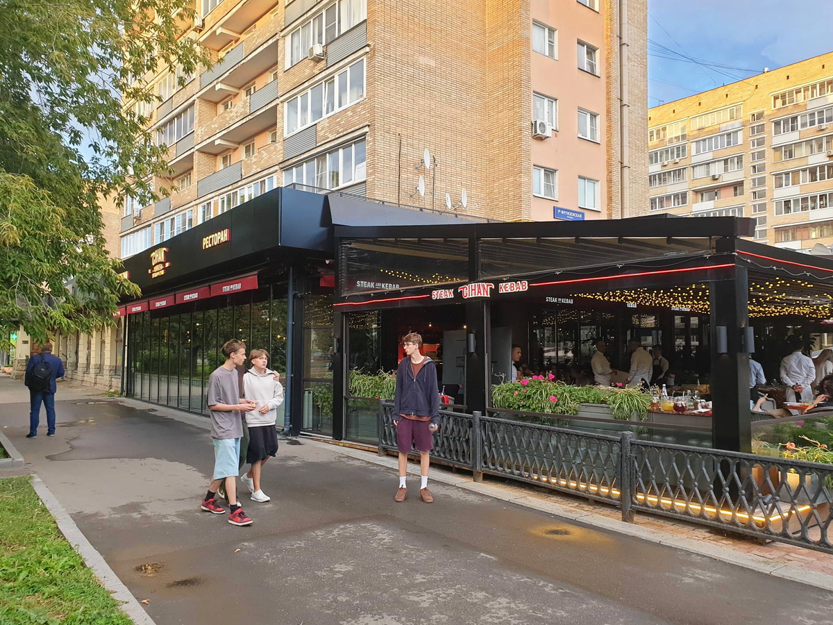 Вход в ресторан "Джихан"