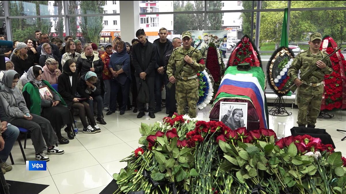    В Уфе простились с участником СВО, сотрудником ХК "Салават Юлаев" Эдуардом Хизбуллиным - сюжет "Вестей"