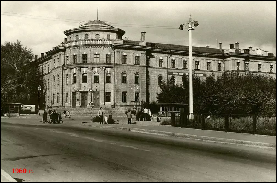 Рис. 2. «Дом культуры им. А.С. Попова» (ул. Добролюбова, 12 (ул. Зыряновская, 123) Построен в 1957 году как рабочий клуб при заводе «Электросигнал». Источник: https://2gis.ru/novosibirsk/