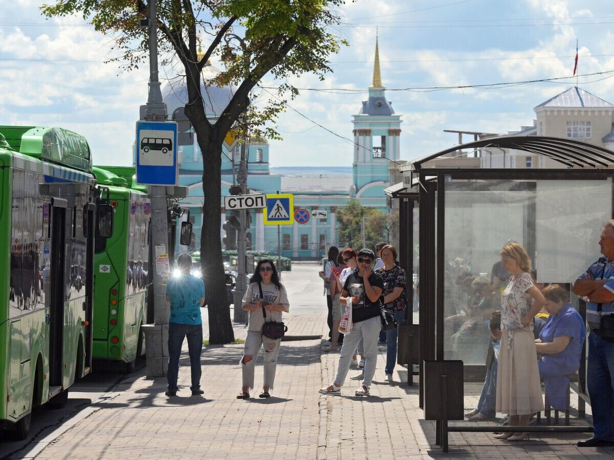    Горожане на остановке общественного транспорта на одной из улиц в Курске© РИА Новости / Илья Питалев