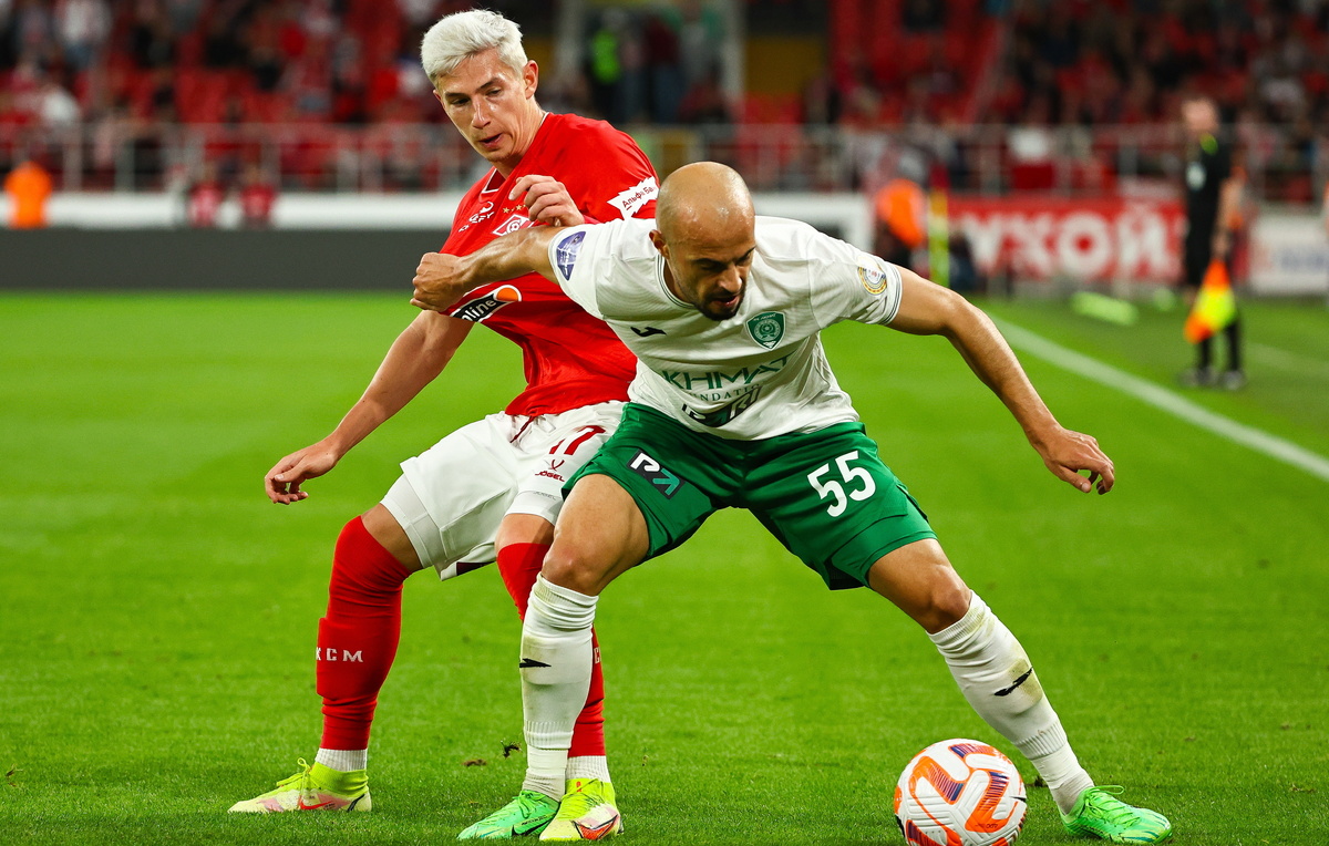    Полузащитник "Спартака" Антон Зиньковский и защитник "Ахмата" Дарко Тодорович  Михаил Терещенко/ТАСС