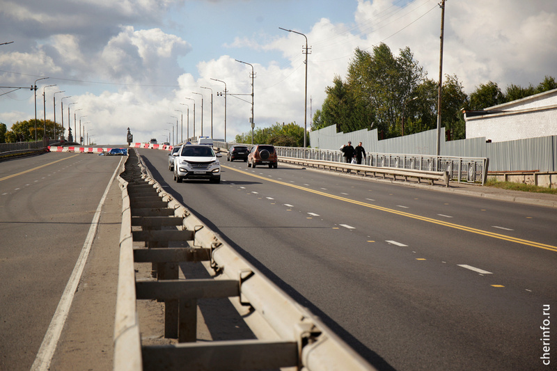    Сегодня ночью движение перекроют на правой полосе в сторону Кирилловского шоссе, там уже начали выставлять дорожные знаки и ограждения