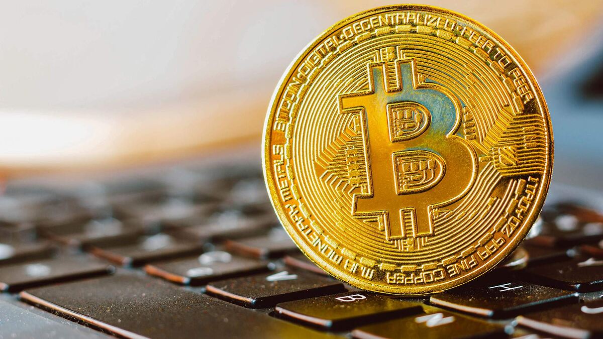 источник - https://iz.ru/1228758/oksana-belkina/opasnaia-igra-podkhodit-li-bitkoin-dlia-sberezhenii