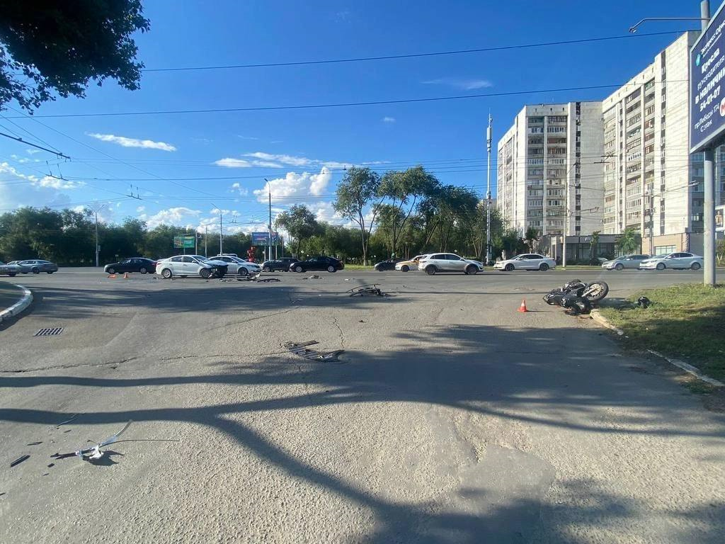    Девушка-мотоциклист после столкновения с автомобилем на пр.Гагарина в Оренбурге доставлена в больницу