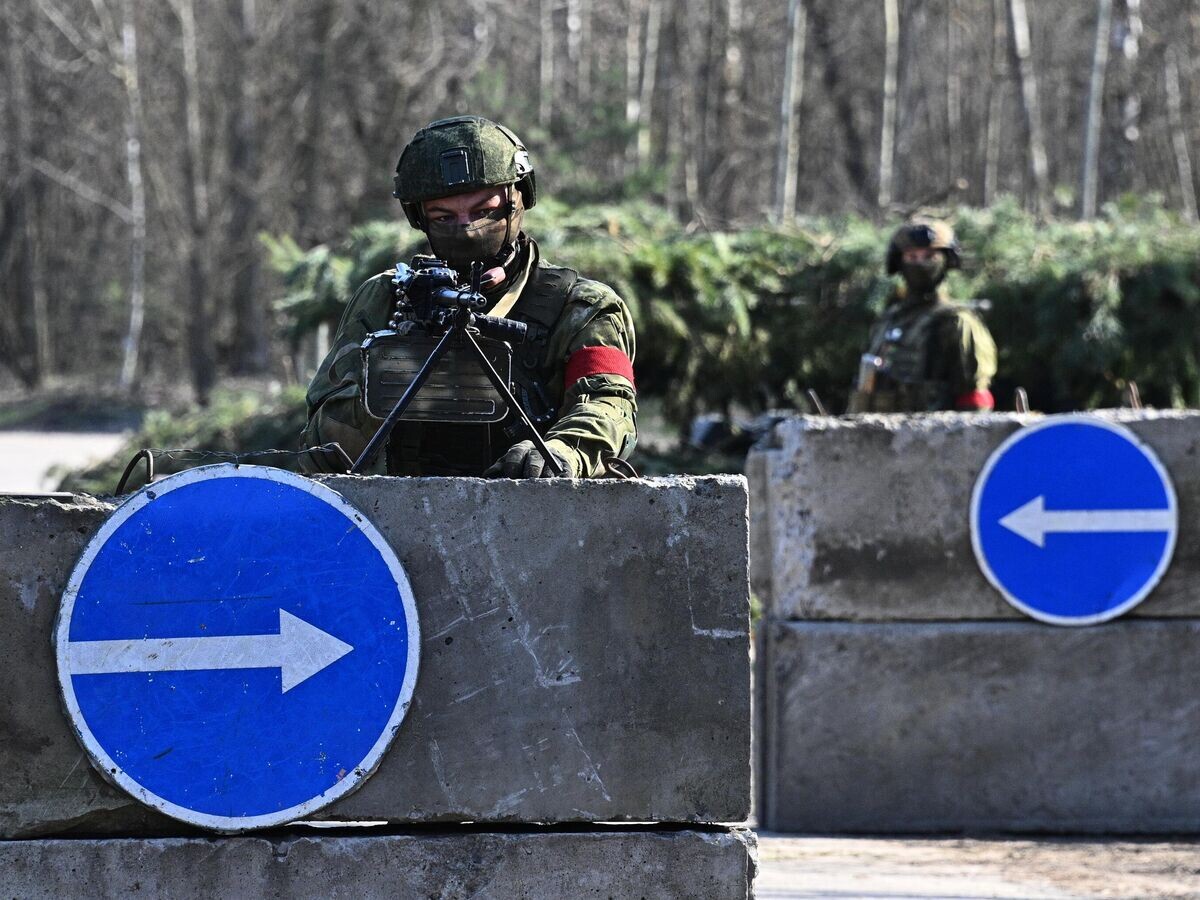    Военнослужащие воздушно-десантных войск Белоруссии дежурят на контрольно-пропускном пункте в Гомельской области неподалеку от белорусско-украинской границы© Sputnik / Виктор Толочко