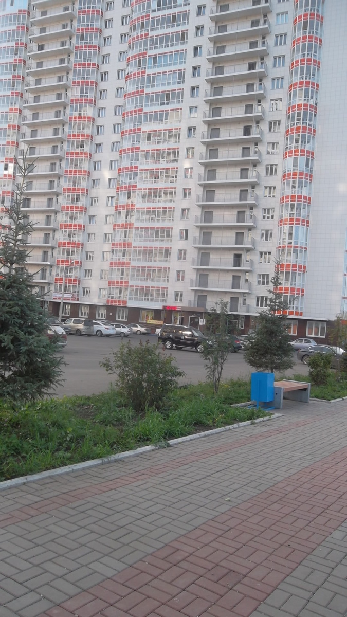 жилой дом в м-не " Белые Росы".Набережная реки Енисей. Город Красноярск.В домах-человейниках цены на квартиры высокие.