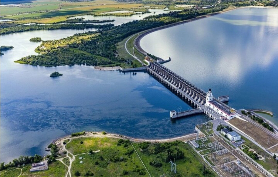 Цимлянская ГЭС, слева виден тот самый остров. Фото из интернета. 