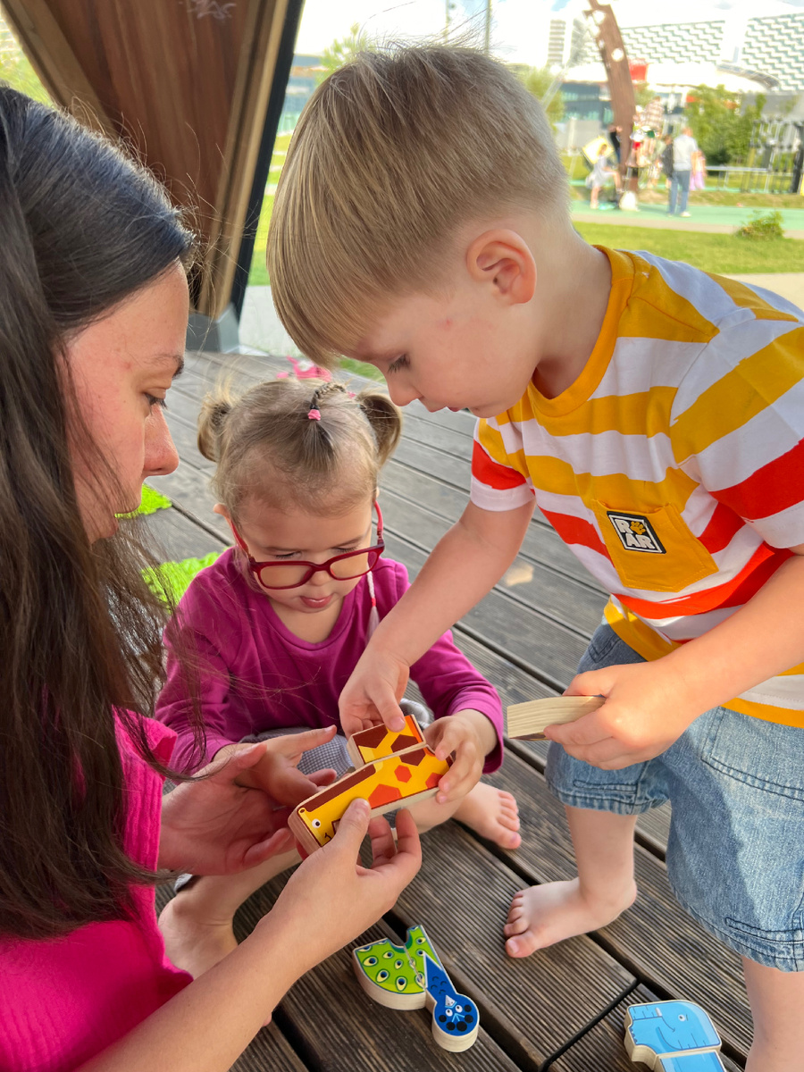 Занятие с малышами в парке