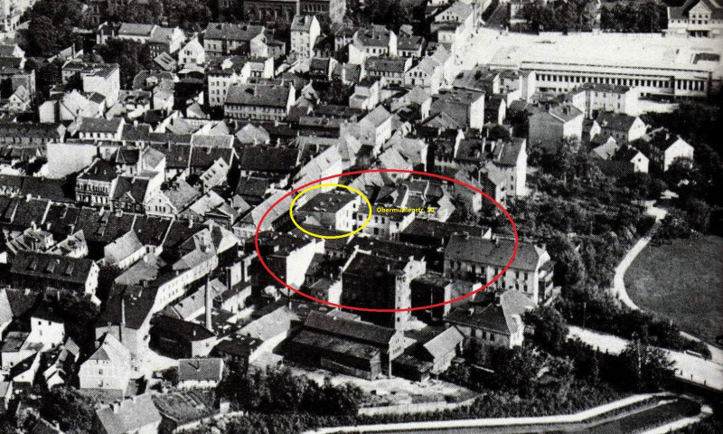 Жёлтый овал показывает дом №20 по Обермюленштрассе, в котором проживал автор со своей семьёй. Красным отмечен двор.