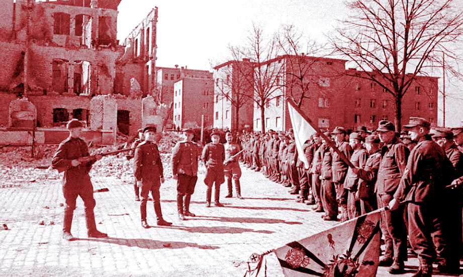 Солдаты вермахта сдаются в плен красноармейцам в Восточной Пруссии, 1945 г.