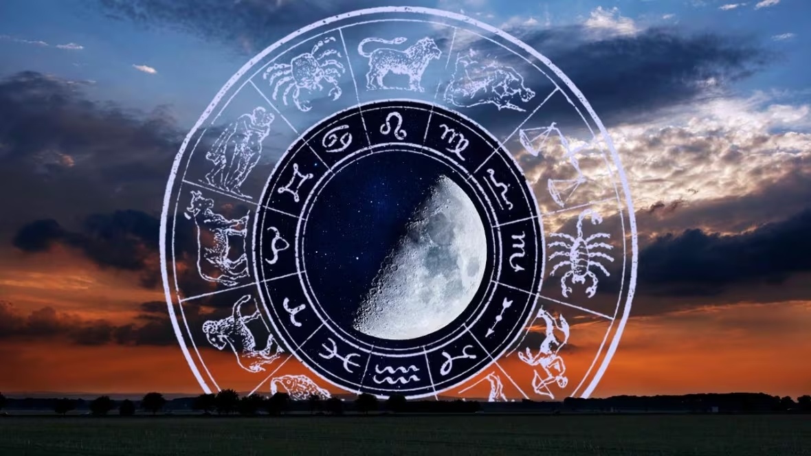 Коллаж заката над полем с иллюстрированным колесом знаков зодиака посередине и первой четвертью луны в центре -из открытого источника