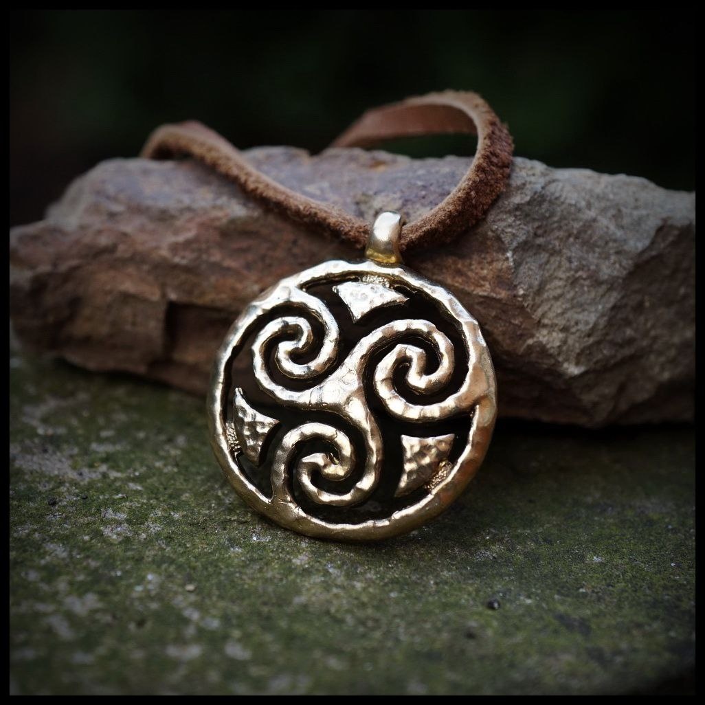 Кулон Трискель, латунь