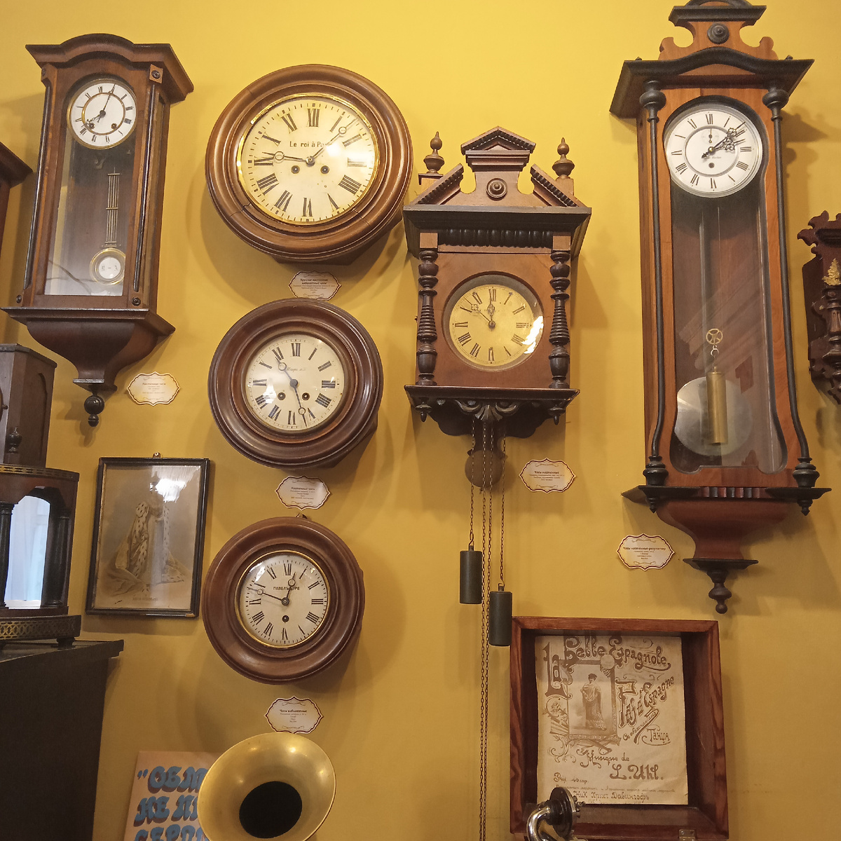 На всех часах разное время, чтобы можно было услышать бой каждых часов по отдельности. Фото автора 