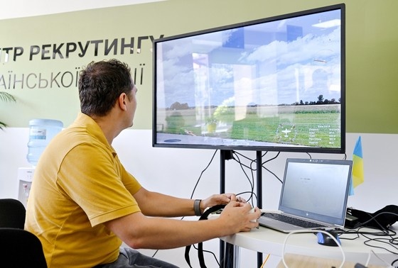    Мужчина проходит тестирование с использованием летного тренажера в Центре набора в армию Украины, Львов