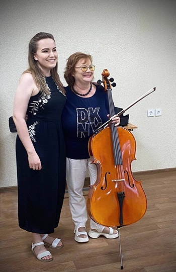    Марианна Васильева (слева) привезла виолончель для мариупольского отделения Донецкой консерватории. / Фото: из архива Марианны Васильевой