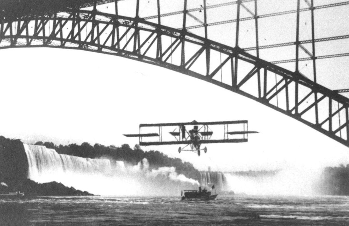 Линкольн Бичи у Ниагарского водопада