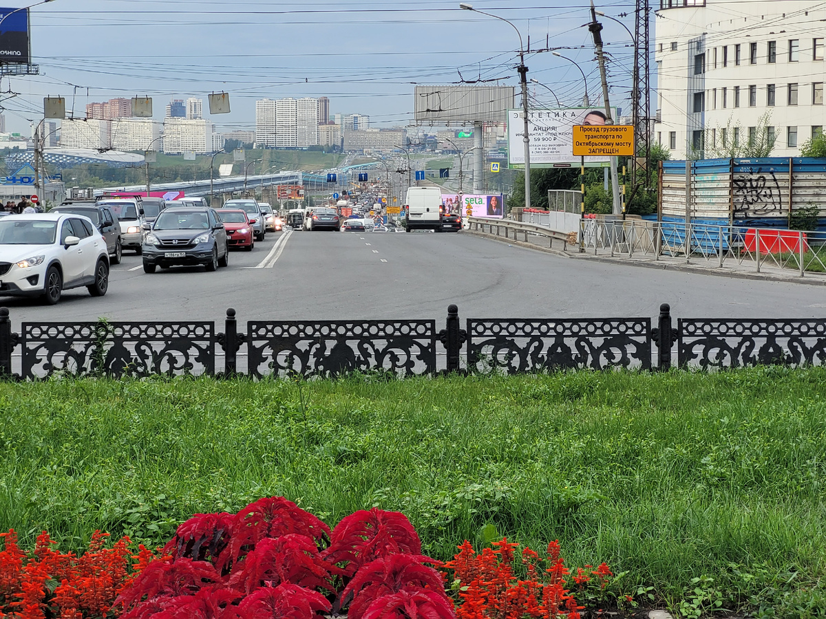 Вид на Коммунальный мост и левый берег г. Новосибирска