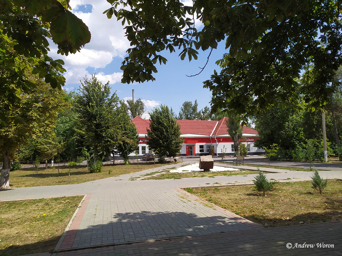 Выход из сквера в сторону Магнита