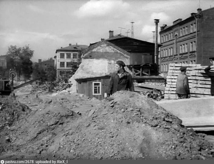 Снос квартала между Известковым переулком и Земляным валом, 1961 г. Источник: Фильм "Застава Ильича".
