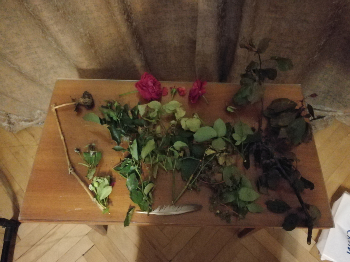 Основные символы Христианства в виде сухих цветов.... Источник Лавра Александра Невского, Санкт-Петербург....