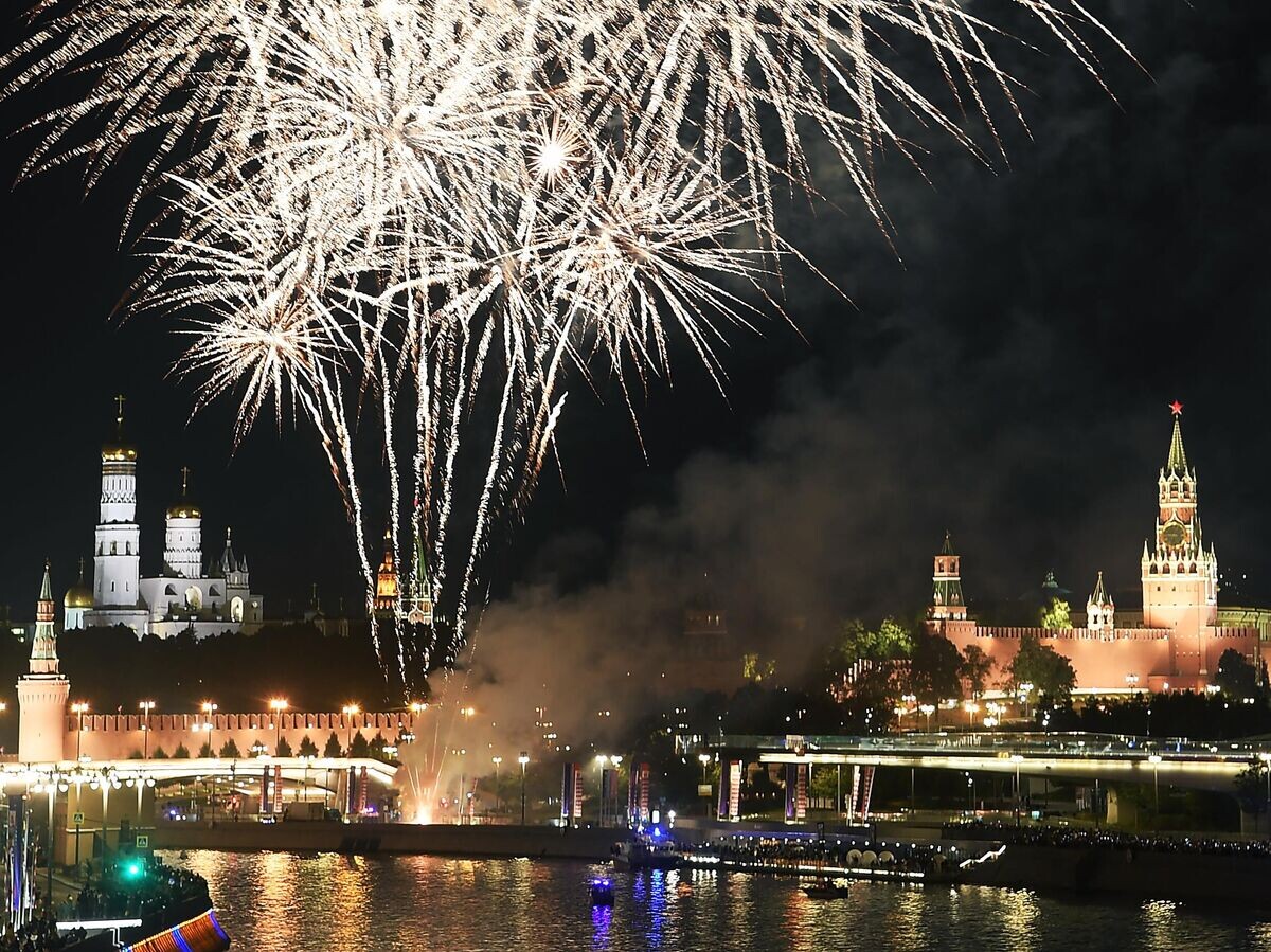    Праздничный салют в честь Дня города на Москворецкой набережной в Москве© РИА Новости / Алексей Куденко