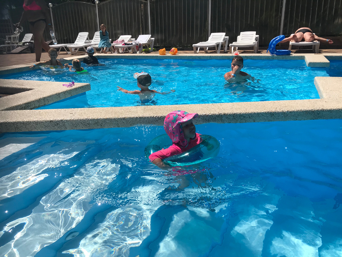 Бассейн на базе отдыха «Арион», Дивноморское, август 2024 г.