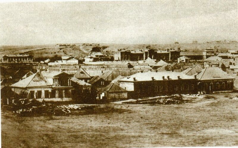 На переднем плане – в далёком будущем площадь Павших борцов, у самого правого края кадра – «вход» на будущую улицу Гоголя, тогда – Елизаветинскую, а на среднем плане в центре кадра большое здание. Это – и есть новенький Грязе-Царицынский вокзал.