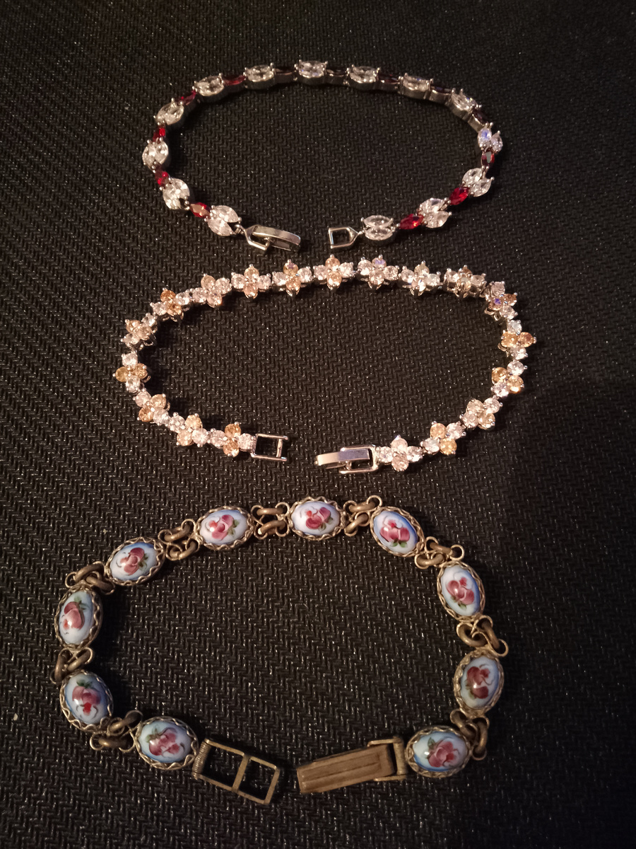 Браслеты. Сверху вниз: гранаты с фианитами, цирконы с фианитами, ростовская эмаль. Листайте галерею, там крупные планы. Фото автора