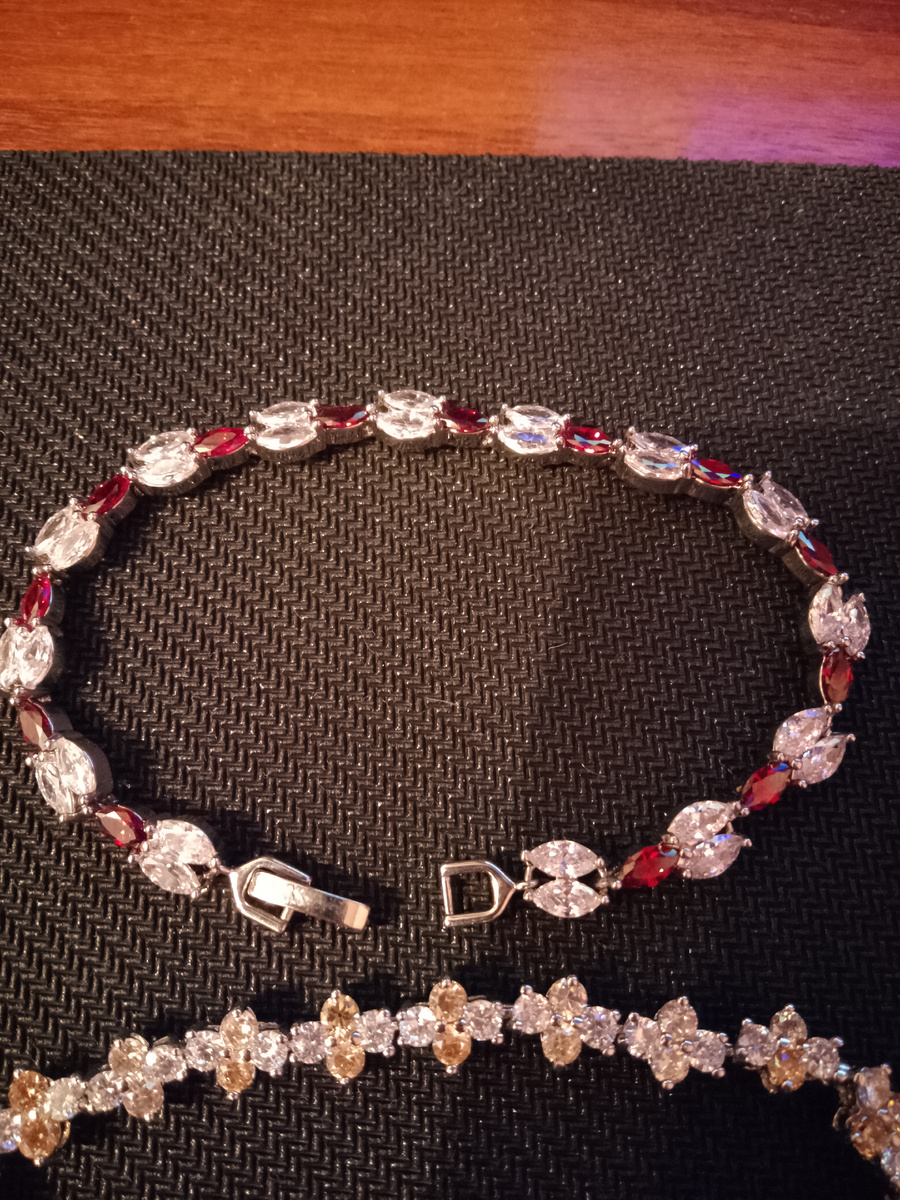 Гранатовый браслет. Фото автора