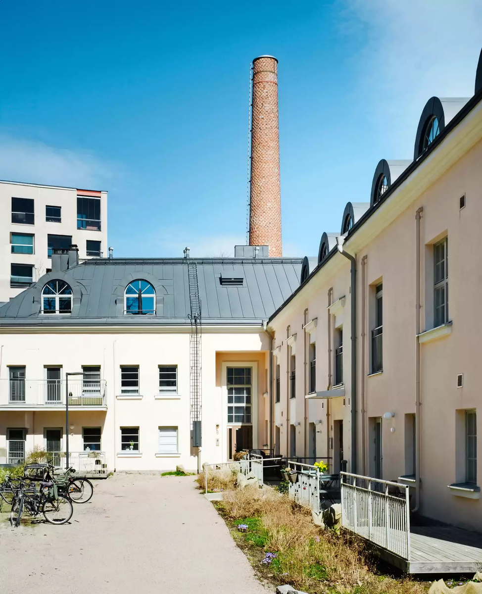 С виду и не скажешь, что эти милые двухэтажные дома — помещения бывшего завода, который был построен в 1920-е годы