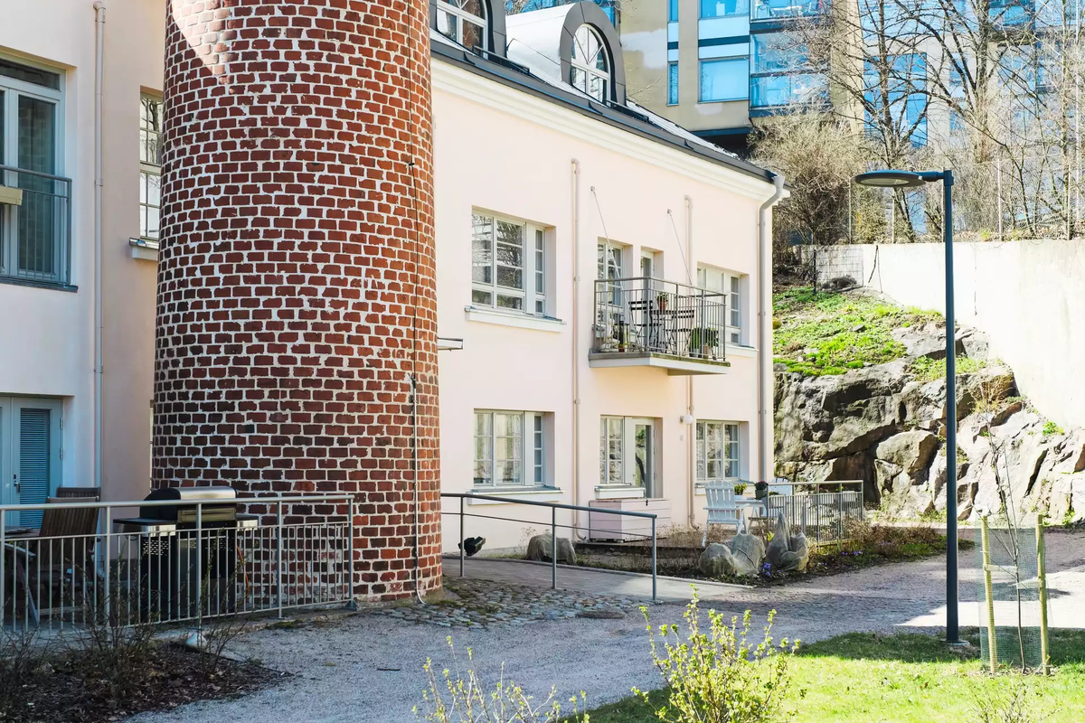 Внутренний дворик закрытый. Сюда можно попасть только из подъездов. У жителей первых этажей есть свои небольшие террасы под открытым небом