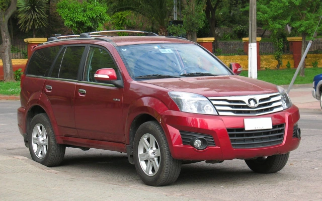 
Еще один яркий представитель машин на вторичке — внедорожник Great Wall Hover H5. Это неплохая альтернатива российскому УАЗу. Рамная конструкция, дизель, «автомат», — далеко не полный перечень того, за что эту машину ценят и любят. В продаже представлены в основном изделия 2012–2014 годов производства. Самым старым экземплярам уже более 10 лет, но даже их покупка может быть оправданной, учитывая специфику модели и ее небольшую стоимость — от 700 до 950 тыс. руб. Правда, стоит учесть, что и пробег у таких автомобилей внушительный — порядка 200 тыс. км. 
Дилеры занимаются перепродажами Great Wall Hover H5 неохотно: большая часть представленных на рынке экземпляров принадлежит частникам. При подборе внедорожника главный упор рекомендуется делать на целостности кузова и рамы, которые, как и УАЗы, сильно страдают от реагентов и русской зимы. Особое внимание стоит уделить днищу и состоянию номера рамы. Не помешает проверить, не течет ли люк в крыше.

В движение «Ховеры» приводятся 2,4-литровым бензиновым двигателем разработки Mitsubishi с ремнем ГРМ и 2,0-литровым дизелем. Мощность первого — 136 л. с., второго — 150 л. с. В случае с дизелем стоит обратить внимание на ТНВД — ресурс системы редко переваливает за 150 тыс. км. В трансмиссии используются пятиступенчатая «механика» и классический «автомат». В обоих случаях при покупке нужно быть внимательными: без ремонтов до 200 тыс. эти агрегаты редко доходят. При подборе «Ховера» лучше не скупиться на диагностику.

Geely Emgrand X7

