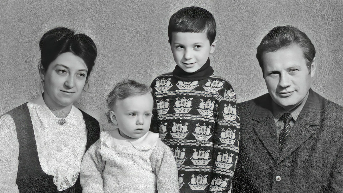 Семейство Самойловых. Слева направо: Ирина Владимировна Самойлова, мать; маленький Глеб; Вадим; Рудольф Петрович Самойлов, отец