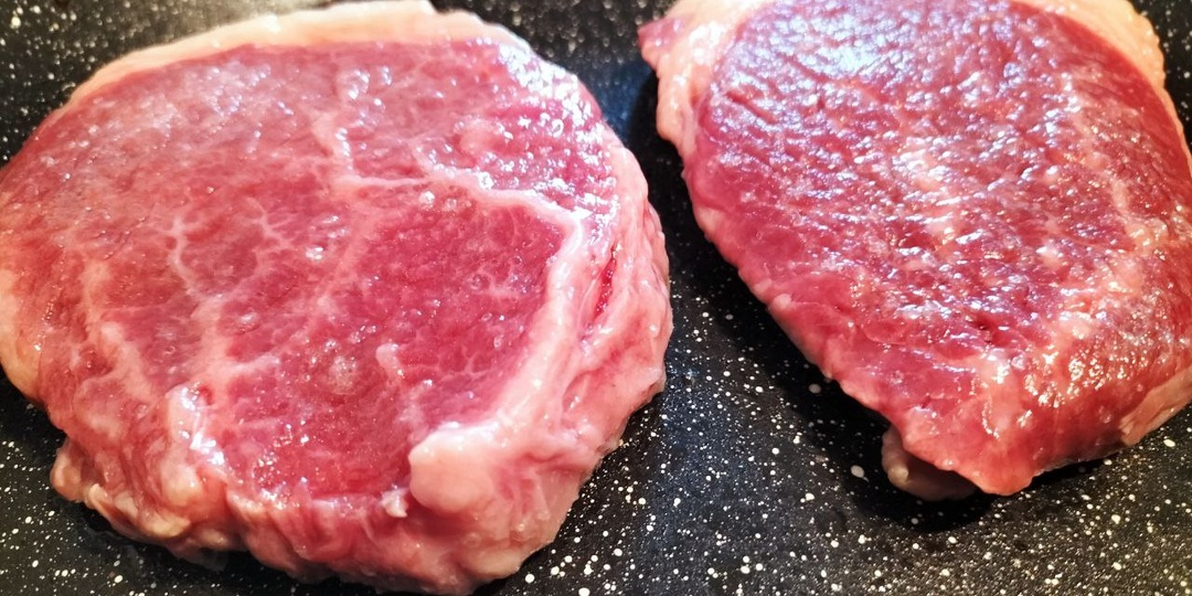 Как правильно за 15 минут пожарить стейк из говядины на сковороде. Пожарила мраморную говядину сочно и вкусно