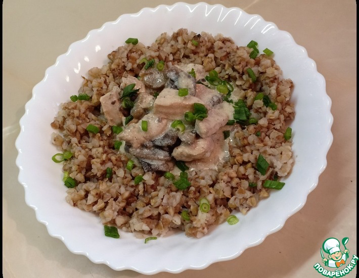 Такой соус с грибами и курицей понравится даже тем, кто не очень любит грибы. Подойдет к любому вашему любимому гарниру.