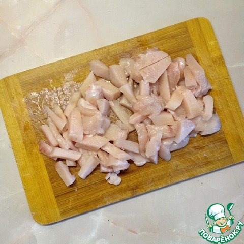 Куриное филе нарезать средними кусочками.