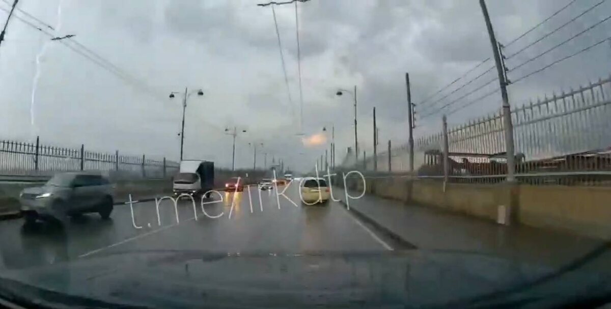 
Скриншот из видео во ВКонтакте «ДТП 38RUS Иркутск».

«Досталось» и многоэтажке в микрорайоне Солнечном. Там от опасного природного явления вспыхнула огнем крыша дома. Однако о каком-либо пожаре пресс-служба МЧС России в Иркутской области не сообщала.