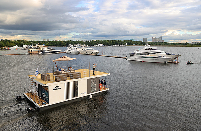     Хаусбот в Химкинском водохранилище в Москве.    
 Фото: Сергей Бобылев/ТАСС