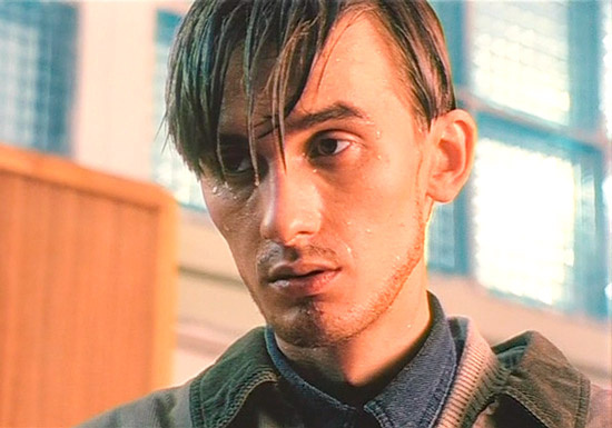 «Пошлите меня куда-нибудь, в горячую точку, снайпером. Я очень усидчивый» 😄 (кадр из кинофильма «ДМБ»)