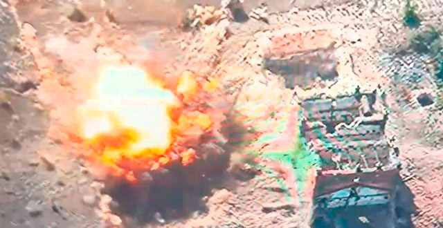 Противник выдал свой ПВД и место, где держал технику, накликал авиабомбу с модулем планирования. Под такое лучше не попадать. Поэтому лишних движений и прочих факторов демаскировки следует избегать (фото из открытых источников)