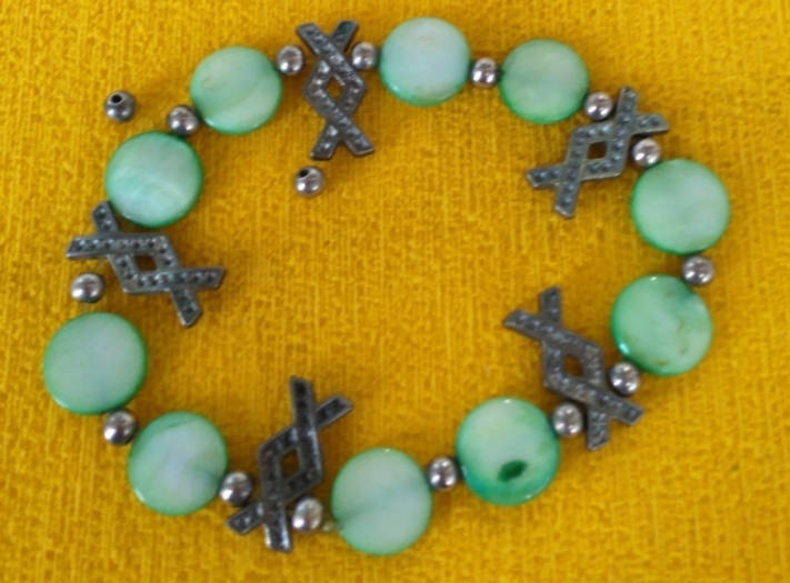 Одно из украшений - рассыпаный браслет из перламутра. 