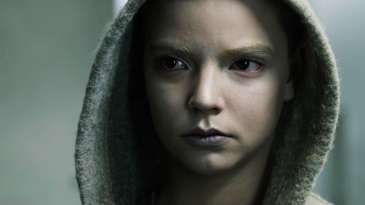 Фильм "Морган" (2016) — научно-фантастический триллер режиссера Люка Скотта, который затрагивает тему искусственного интеллекта и этических вопросов, связанных с созданием и контролем новых форм жизни.

Сюжет вращается вокруг Морган, искусственно созданного человека с уникальными способностями, но и с непредсказуемыми поведенческими чертами. В центре истории — корпоративная консультантка Ли Везерс, которая приезжает в секретную лабораторию, чтобы оценить, насколько опасен этот эксперимент. С течением времени, напряжение растет, и события начинают развиваться стремительно и непредсказуемо.

Фильм впечатляет своей атмосферой. В нем много элементов, характерных для классического триллера: замкнутое пространство, мрачные тона и постепенное раскрытие пугающих тайн. Однако сюжет, хотя и интересный, не всегда оправдывает ожидания. Он строится вокруг вопроса, что делает человека человеком, и где проходит граница между созданным искусственно существом и настоящим человеком. Эти философские аспекты представлены довольно поверхностно, что делает фильм скорее экшеном, чем серьезным исследованием темы.

Актерская игра заслуживает внимания. Аня Тейлор-Джой в роли Морган убедительно передает на экране смесь невинности и скрытой опасности. Кейт Мара в роли Ли Везерс также хороша в своей роли, показывая стойкость и профессионализм, хотя ее персонаж мог бы быть глубже раскрыт.

Визуально "Морган" выполнен на высоком уровне, с хорошо поставленными сценами действия и использованием минималистичных, но эффективных спецэффектов. Темп повествования остается ровным, что позволяет держать зрителя в напряжении, но не всегда сохраняет его интерес.

В итоге, "Морган" — это добротный, но не выдающийся научно-фантастический триллер. Он поднимает интересные вопросы, но не углубляется в них, предлагая скорее стандартное кино с элементами размышлений, чем глубокий и оригинальный подход к исследованию искусственного интеллекта. Фильм может заинтересовать любителей жанра, но вряд ли оставит глубокий след в памяти.
