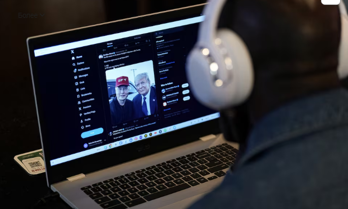 Человек пытается посмотреть на ноутбуке интервью предпринимателя-миллиардера Илона Маска с кандидатом в президенты от Республиканской партии и бывшим президентом США Дональдом Трампом в социальной сети X в Нью-Йорке, США, 12 августа 2024 года. REUTERS/Adam Grey